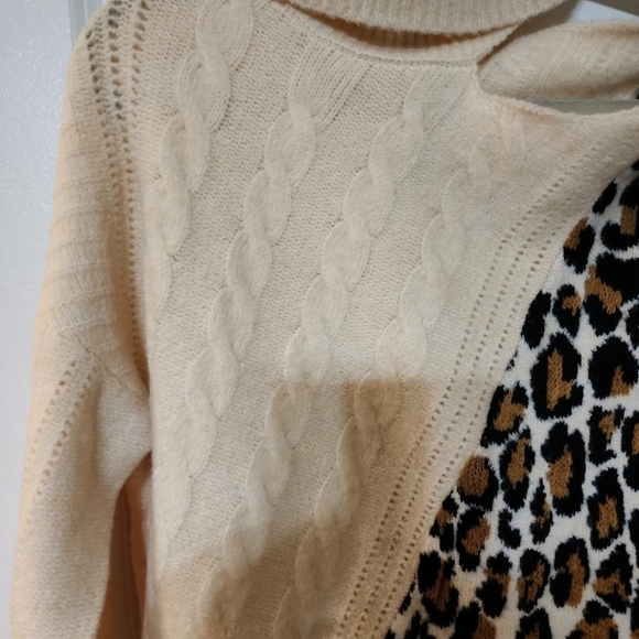 NWT Buckle Wimens Cable Knit Cold Shoulder Turtleneck Sweater Small-Medium - Picture 5 of 8